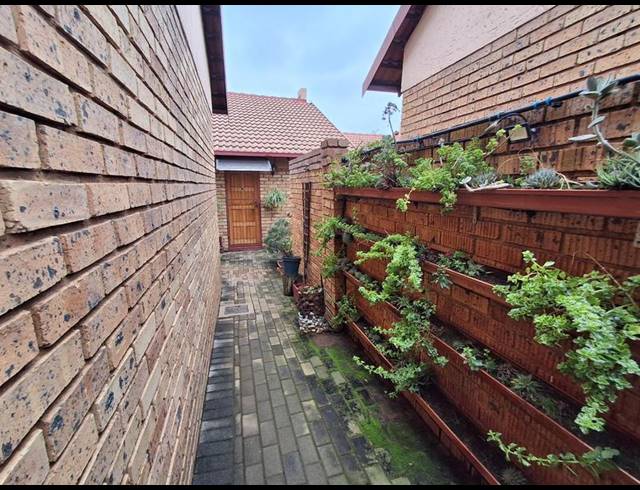 2 BEDROOM TOWNHOUSE FOR SALE IN MAGALIESKRUIN